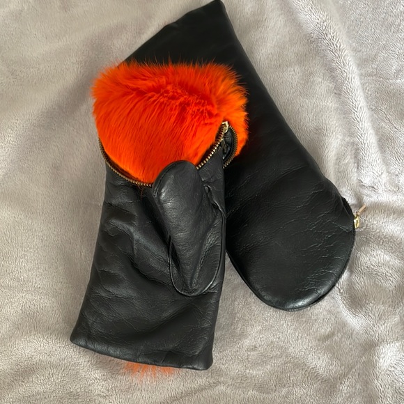 Aristide Accessories Aristide Black Leather Zipper Mittens W